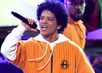 NEW YORK, NY - JANUARY 28:  Recording artist  Bruno Mars performs onstage during the 60th Annual GRAMMY Awards at Madison Square Garden on January 28, 2018 in New York City.  (Photo by Kevin Winter/Getty Images for NARAS)